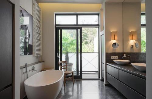 Sint-Pieters-Woluwe Villa | 1000m2 villa with indoor pool
