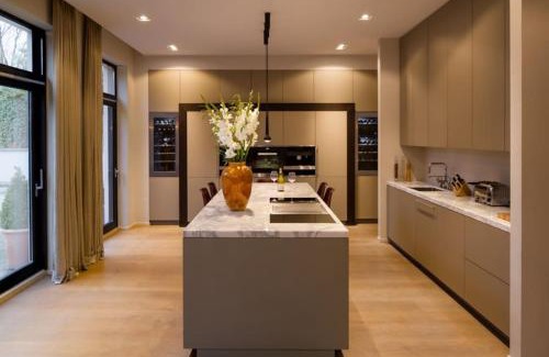 Sint-Pieters-Woluwe Villa | 1000m2 villa with indoor pool