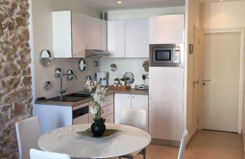 Cannes City Centre Apartment | 100m Croisette, luxurious T3, 2 bedrooms & 2 bathrooms, air conditioned.