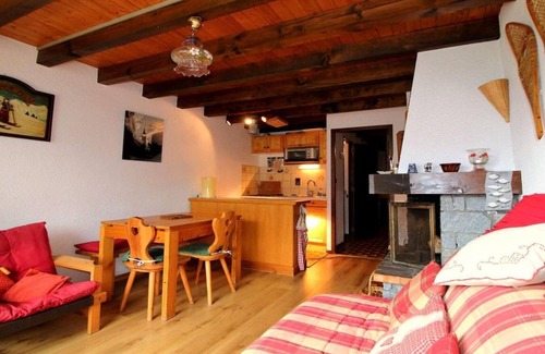 Champagny-en-Vanoise Apartment | 100m from resort center, 2nd floor, balcony, fireplace or stove, tv, ski locker, 55m²
