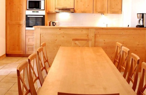 Les Bruyeres Apartment | 100m from shops, 1st floor, fitness, terrace, balcony, tv, ski locker, 105m², Les Menuires