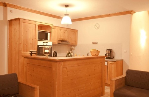 Les Bruyeres Apartment | 100m from shops, 1st floor, fitness, terrace, balcony, tv, ski locker, 105m², Les Menuires