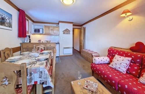 Les Bruyeres Apartment | 100m from shops, 1st floor, balcony, tv, ski locker, 44m², Les Menuires