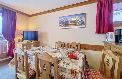 Les Bruyeres Apartment | 100m from shops, 1st floor, balcony, tv, ski locker, 44m², Les Menuires