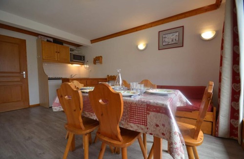 Les Bruyeres Apartment | 100m from shops, 5th floor, view mountain, balcony, tv, ski locker, 44m², Les Menuires