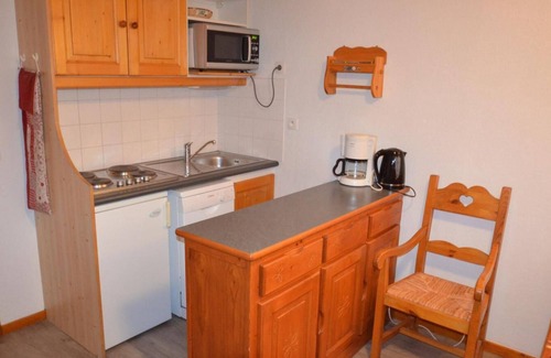 Les Bruyeres Apartment | 100m from shops, 5th floor, view mountain, balcony, tv, ski locker, 44m², Les Menuires