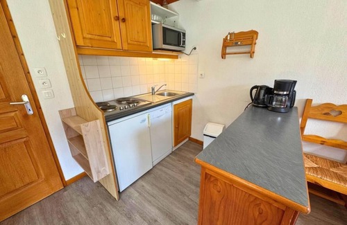 Les Bruyeres Apartment | 100m from shops, 5th floor, view mountain, balcony, tv, ski locker, 44m², Les Menuires