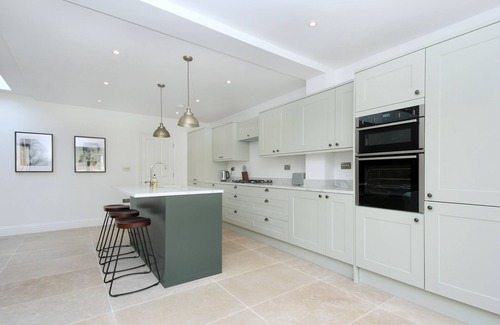 Shepherd's Bush Apartment | 100m² Luxury Two-Bed Apartment in West London with large outdoor space.