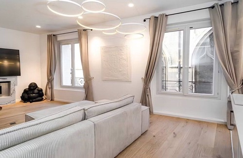 Saint-Victor Apartment | 100m² on Rue Saint-Séverin, right around the corner from the Latin Quarter