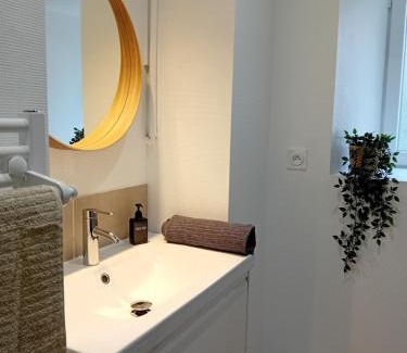 Quartier Chorier-Berriat Apartment | 101 - Appart rénové avec 1 chambre spacieuse - Tram et Clinique Mutualiste à 1 min