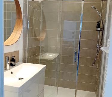 Quartier Chorier-Berriat Apartment | 102 - Appart rénové avec grand salon et 1 chambre - Tram et Clinique Mutualiste à 1 min