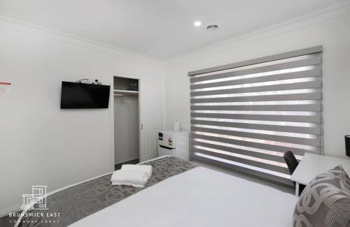 Brunswick East Apartment | 102 Chic Queen BR with Fast WiFi - Walk to Tram Stop 23