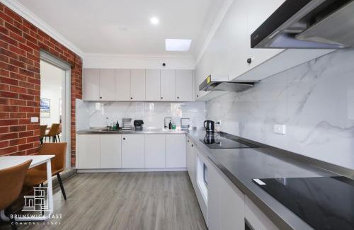 Brunswick East Apartment | 102 Chic Queen BR with Fast WiFi - Walk to Tram Stop 23