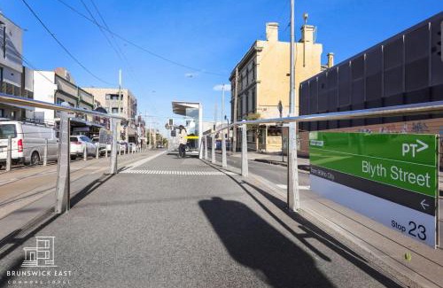 Brunswick East Apartment | 102 Chic Queen BR with Fast WiFi - Walk to Tram Stop 23