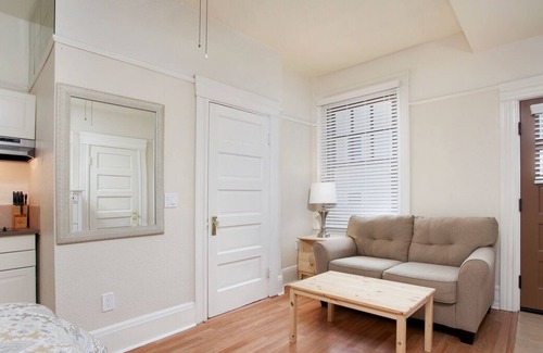 Bankers Hill Apartment | 102 Hawthorne Historic Inn
