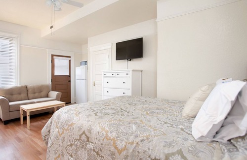 Bankers Hill Apartment | 102 Hawthorne Historic Inn