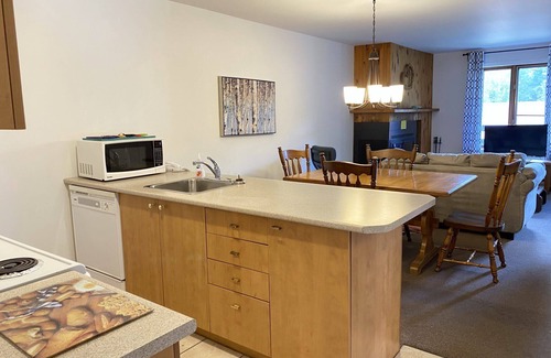 Saint Ferreol les Neiges Condo | [103] 3 bdr condo Mont Sainte-Anne ,30 min Quebec City, Le Massif ski