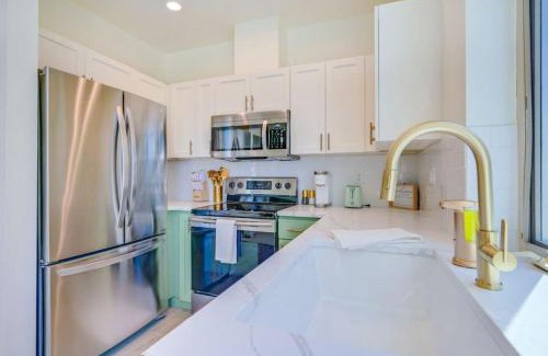 Belltown Apartment | 103 Belltown Modern and Bright in the Heart of Belltown Queen Bed