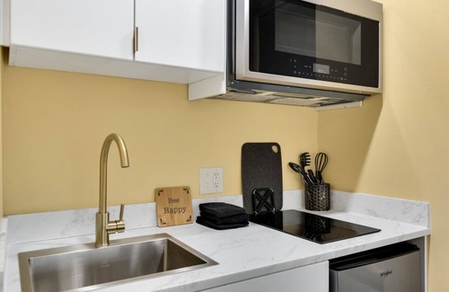 Bartlesville Apartment | 103 · Honeybee #103 - Hotel Phillips