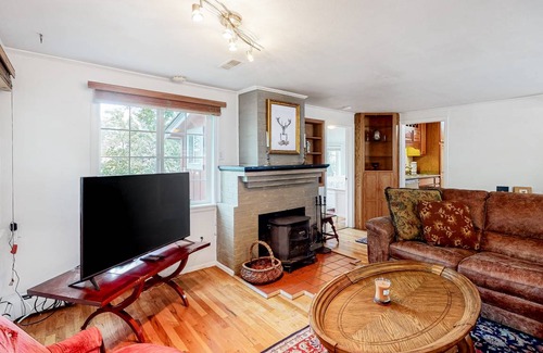 Broadmoor Cottage | 103 m² Cabin ∙ 3 bedrooms ∙ 5 guests