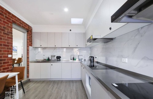 Brunswick East Hotel | 104 Chic Queen bedroom with Fast WiFi and Hotel-Grade Linens 24/7 Security Near Tram 18 Mins to CBD