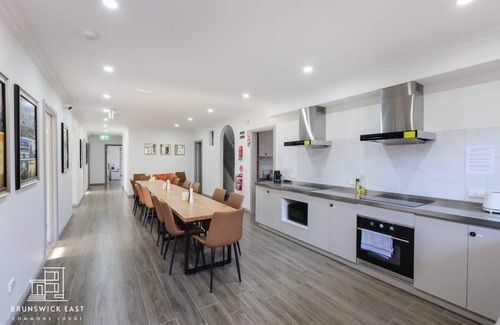 Brunswick East Hotel | 104 Chic Queen bedroom with Fast WiFi and Hotel-Grade Linens 24/7 Security Near Tram 18 Mins to CBD