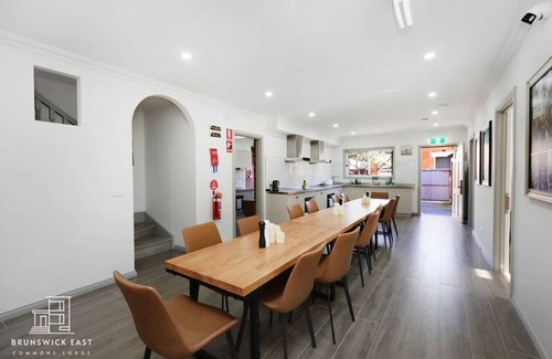 Brunswick East Hotel | 104 Chic Queen bedroom with Fast WiFi and Hotel-Grade Linens 24/7 Security Near Tram 18 Mins to CBD