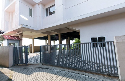 Kochi House | 104 DOUBLE ROOM WITH SINGLE COTS