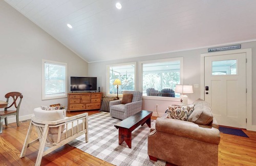 Flat Rock Cottage | 104 m² Cabin ∙ 2 bedrooms ∙ 4 guests