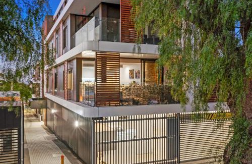 Portarlington Apartment | 104 Portarlington Esplanade 2 bedroom, 2 bathroom apartment Parking Walk to the beach and shops Elevator access