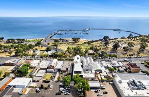 Portarlington Apartment | 104 Portarlington Esplanade 2 bedroom, 2 bathroom apartment Parking Walk to the beach and shops Elevator access