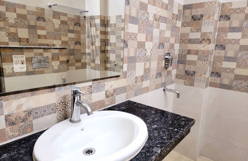 Sector 40 Hotel | 1047 Vamsor heights