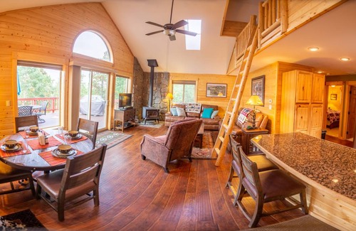 Warm Springs Cabin | 105 m² Cabin ∙ 2 bedrooms ∙ 5 guests