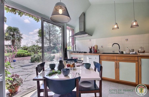 Saint-Clet House | 105 m² Gîte ∙ 2 bedrooms ∙ 4 guests