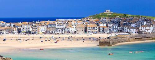 Camborne House | 105 m² House ∙ 3 bedrooms ∙ 6 guests
