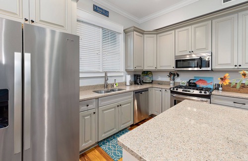King City House | 1052 Village Oaks Lane - Walk to Pier and Village!