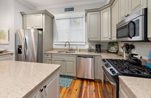 King City House | 1052 Village Oaks Lane - Walk to Pier and Village!