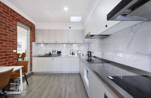Brunswick East House | 106 Luxe Queen & Single BR (Sleeps 3) w/Fast WiFi - 18 mins tram to CBD