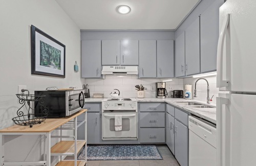 West Beach House | 1071 Sparrow Pond: 3BR Cottage, Community Pool, Credit for Bikes/Beach Gear