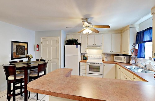 South Padre Island Apartment | 108 E Whiting St Duplex Townhouse
