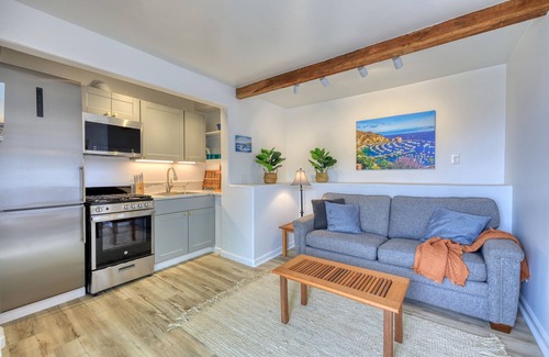 Avalon House | 108MT #3: Stunning 1BDR + Views, BBQ + Harbor Views + Golf Cart