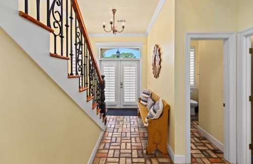Summer Breeze House | 109 Island Cove Ct - Blue Palm Cove