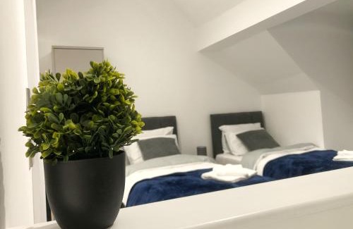 Manchester Apartment | 10min to City - FREE Parking - Private Studio - Contractor Friendly
