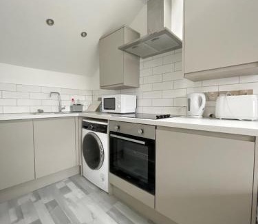 Manchester Apartment | 10min to City - FREE Parking - Private Studio - Contractor Friendly