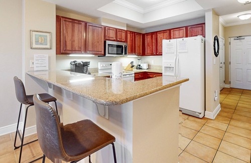 Gulf Shores Condo | 10th-floor condo with 2 pools, gym, beach views, & hot tub - snowbird-friendly