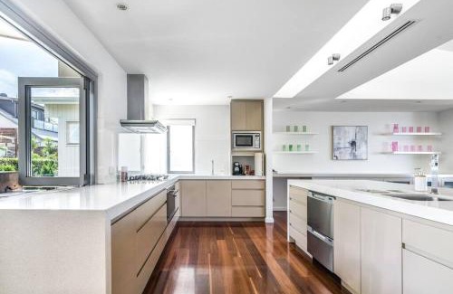 East Gosford House | 11 East Gosford Luxury Waterfront House with Private Wharf