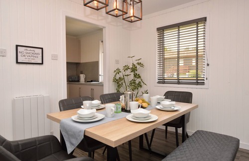 Kilmun Cottage | 11 Gorsecroft - a lodge that sleeps 6 guests in 3 bedrooms