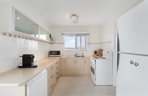 Middleton House | 11 Hero Ave - Spacious Family Home, with spectacular ocean and hillside views, r