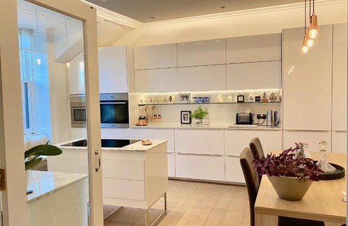 Kelvinbridge Apartment | 11 Lynedoch Crescent