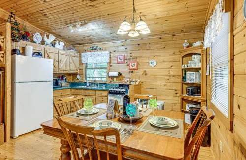 Franklin House | 11 Mi to Dtwn Franklin Cabin with Porch!